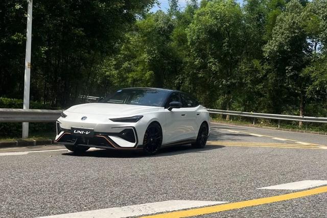 10万出头买2.0T+8AT，还带大掀背+电动尾翼！