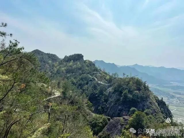 藏于浙江5A景区内有一处“十里铁甲龙”，洞穴众多形态奇特