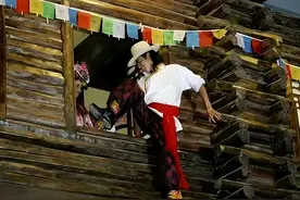 真正的女儿国：男不娶女不嫁，相中就晚上爬窗户，孩子扔给舅舅养图片