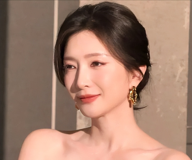 比整容还离谱！39岁江疏影现身活动，脸僵似硅胶，造型丑到认不出