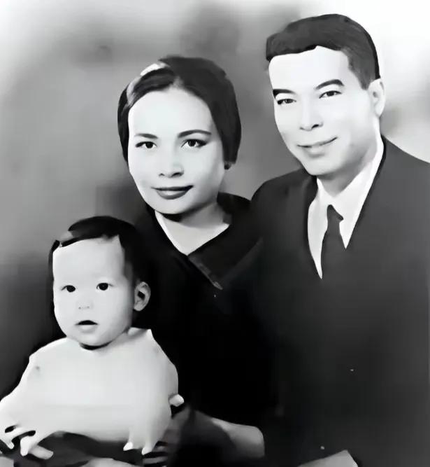 银灰旗袍定格的风华：蒋孝章，藏在蒋家风云里的传奇美人