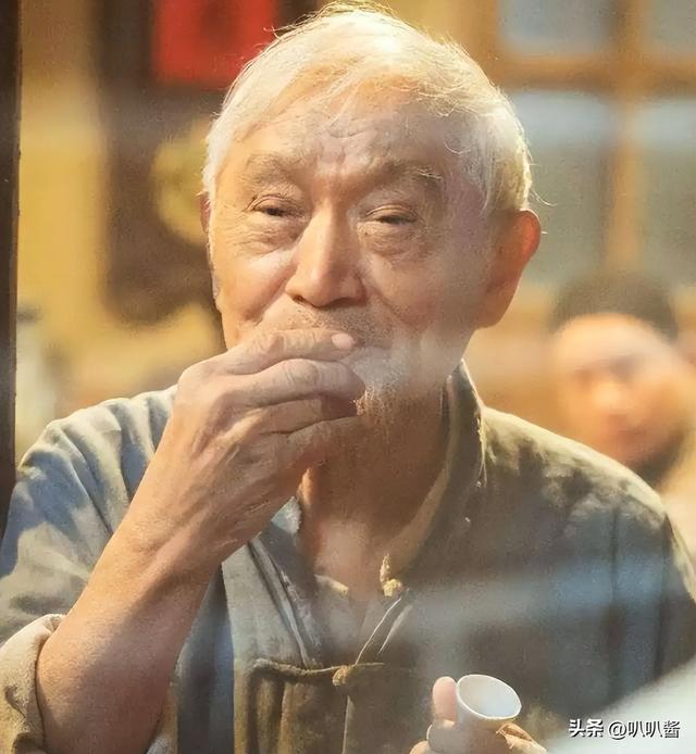 90岁牛犇近况曝光，做饭环境脏乱差，用塑料瓶保温菜、拖把当拐杖