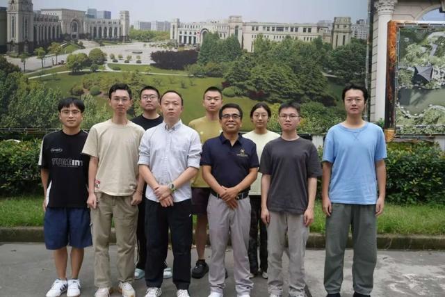 中国芯片突破！全球首颗二维-硅基芯片成功研发，速度提升百万倍
