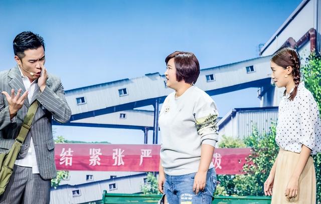 退出春晚解散公司，被“综艺	”开除，44岁贾玲近况曝光	，面相变了