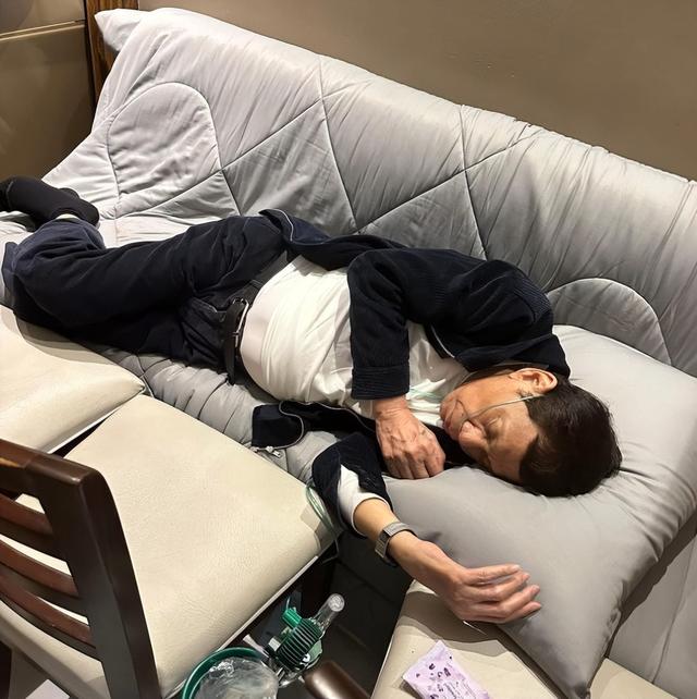 莎拉大概没有料到，还没等到第三国接收，杜特尔特先倒在海牙法院
