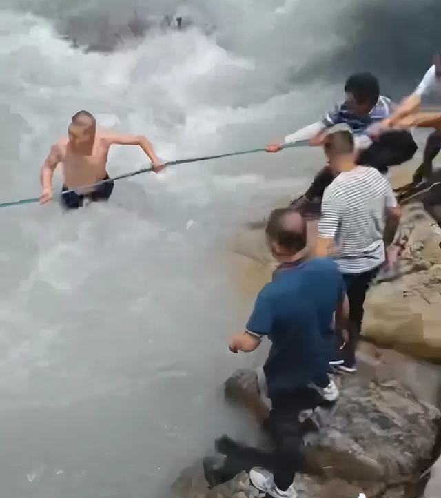 四川雅安景区一车辆坠河 ,6人落水致1名儿童不幸遇难