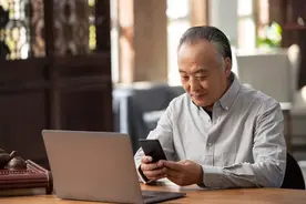 爱与责任，公公给瘫痪儿媳按摩四肢肌肉及洗澡，康复奇迹发生！图片