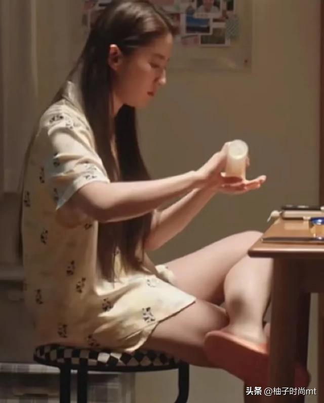 38岁刘亦菲，像中年妇女，身材发福，圆润了不少，和普通人差不多