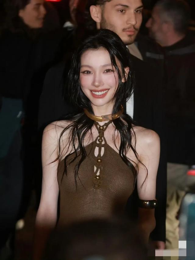 曲线绝了，又瘦又有黄金比例逆天，这个身材没人夸一下吗？