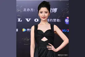 被生父扔进垃圾堆，母亲捡回将她培养成明星，如今母女俩苦尽甘来图片