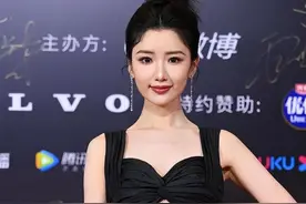 被生父扔进垃圾堆，母亲捡回将她培养成明星，如今母女俩苦尽甘来图片
