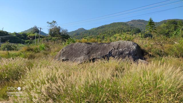 平远古丁村的2块千年神石——老牛卧田和神牛耕田