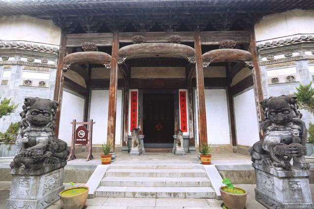 安徽歙县有一座徽商大宅院，雕梁画栋尽显风华，是徽州文化的圣殿
