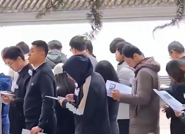 杨振宁追悼会很隆重，大儿子未现身，翁帆站家属首位，样子很憔悴