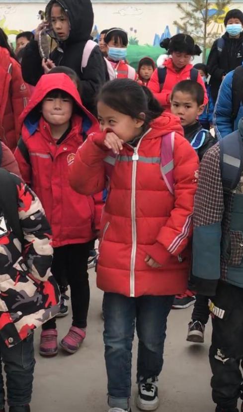 后不后悔？宁夏那个一笑成名拒绝百万签约的小女孩，如今成了这样