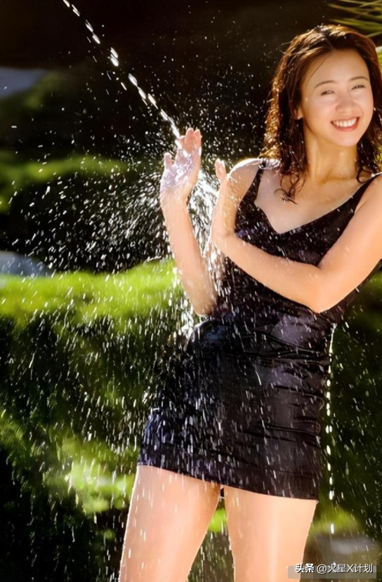 她出身清华大学，因拍三级片与父母决裂，如今不让女儿进娱乐圈