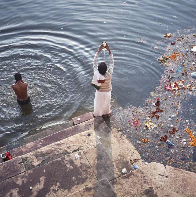 印度游客疯狂涌入中国，庐山水中搓澡还打肥皂，无视禁令引众怒！