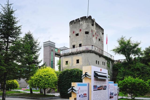 鸭绿江国门景区，领略中朝边境的异域风光，还是红色研学的好去处