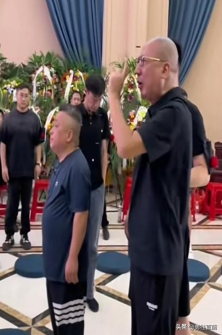 杨少华出殡长子迟迟难下跪,三排劳斯莱斯望不到头,随行的人在笑插图23 杨少华出殡长子迟迟难下跪,三排劳斯莱斯望不到头,随行的人在笑