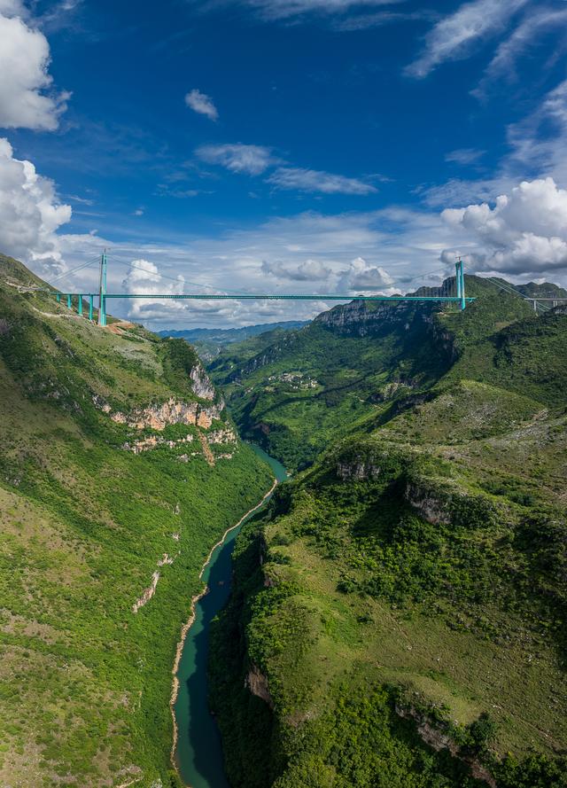 世界第一高桥下，地球被切开了：喀斯特之旅真正的入口