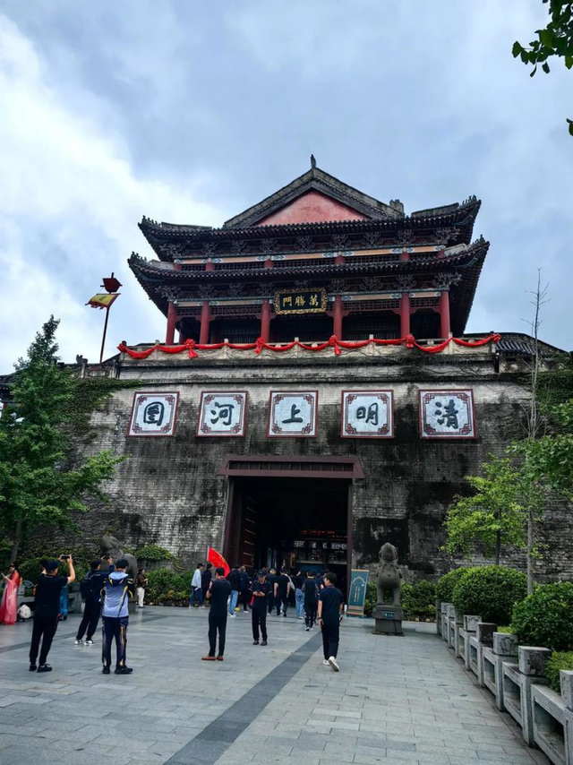 斥资300亿的“假”景区，如今人山人海