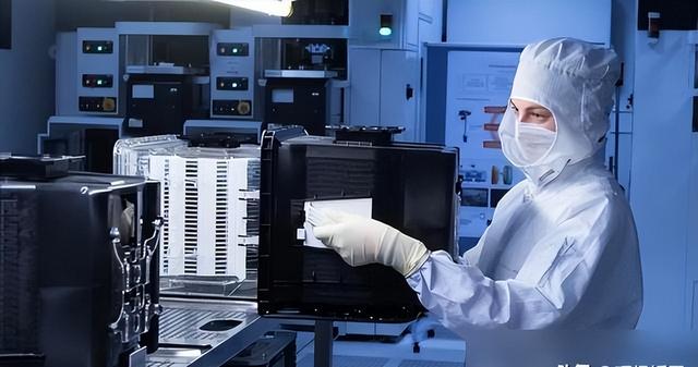 450台光刻机，2153亿元！ASML正式宣布，外媒：中国芯大势已去了