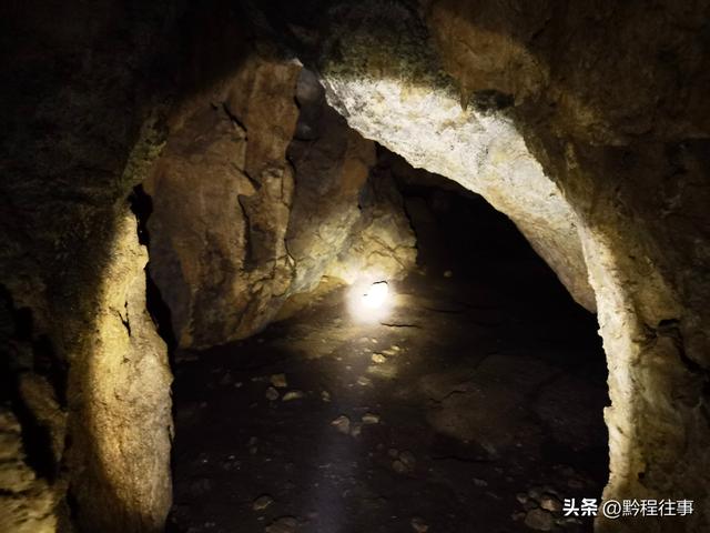 一个洞内烟云氤氲的躲匪洞，一个白练如幕的暗河瀑布