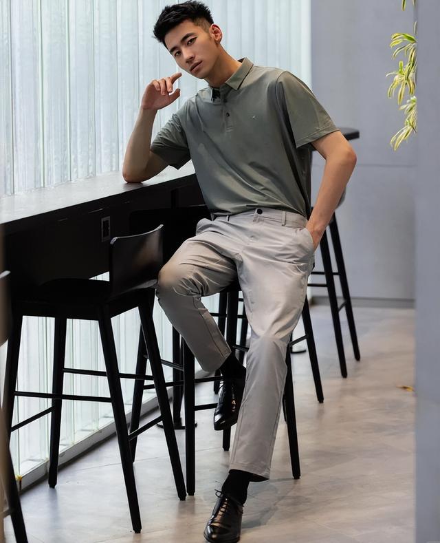职场男人不管多少岁，夏天穿Polo衫就选这4种颜色，绅士又时髦