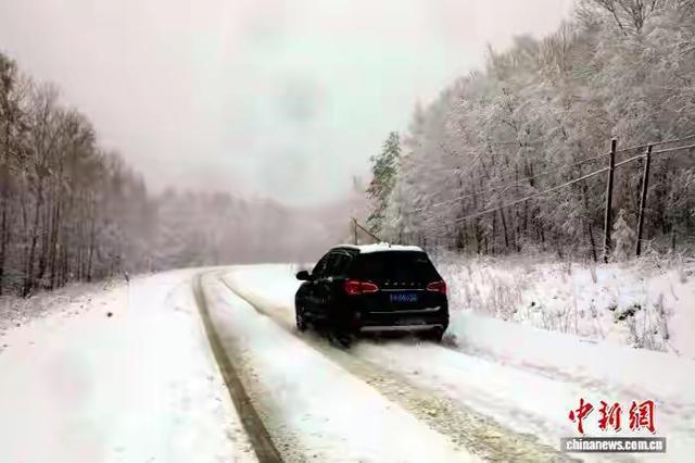 国庆尾声“惊喜盲盒”！大兴安岭秋雪上线，游客直呼:这波雪赚！