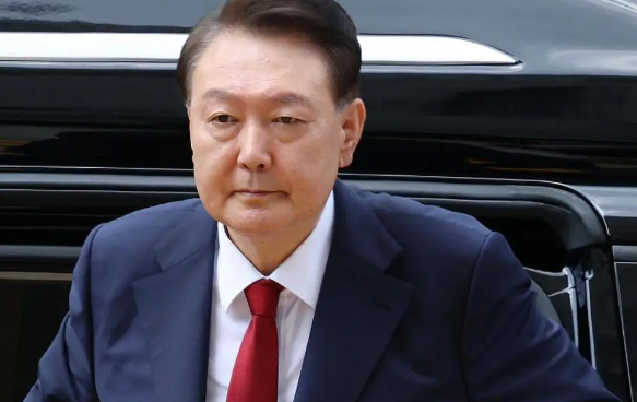 韩国人脸丢光了，前总统被10人架四肢强抬，手臂被拉到“快脱臼”，尹锡悦大喊：我要治疗！