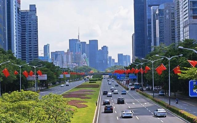 国庆第一天打卡深圳景观大道深南大道，车这么少太安静了！
