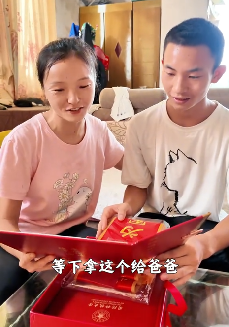 广西考生被国防科大录取，跑工地去报喜，父亲下意识动作惹人心酸