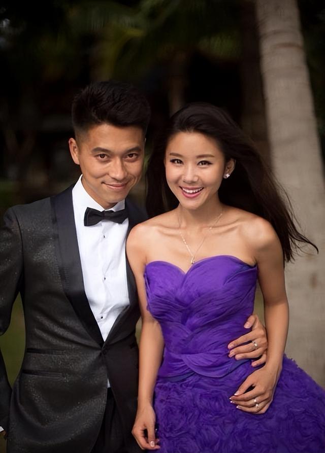 40岁李小萌北京逛街，开五六百万劳斯莱斯，王雷大连富二代不差钱