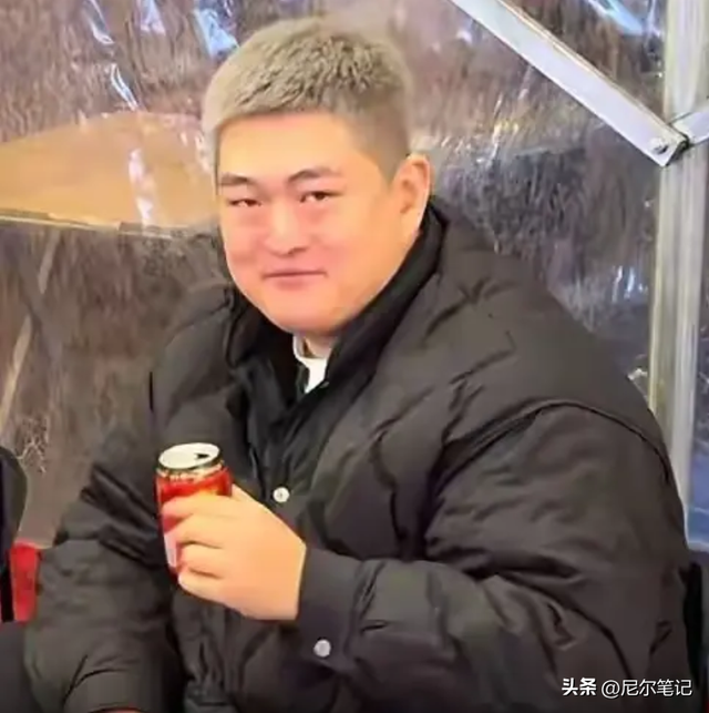 赵本山儿子请客吃砂锅，在暖棚里凑桌显寒酸，宋晓峰喝到鼻脸通红