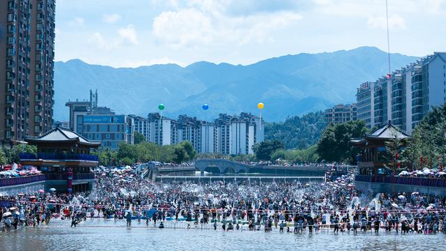 广东连山“七月香”：壮瑶汉各族儿女戏水祈福 水韵氧吧城清凉一夏
