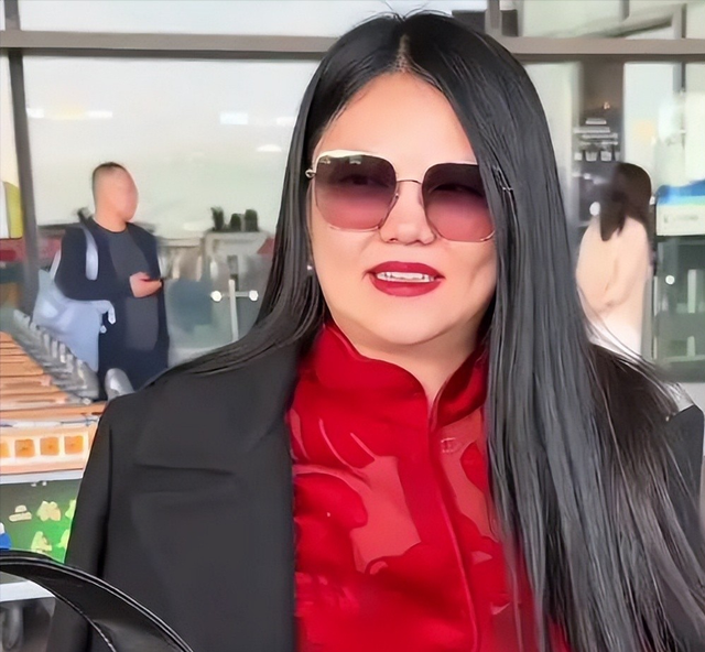 胃癌传闻澄清才半年，49岁赵薇再迎坏消息	，连累的何止闺蜜李湘！