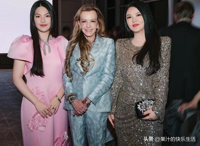 李湘瘦好多！带王诗龄哈尔滨参加活动！母女俩又瘦又薄！美出天际