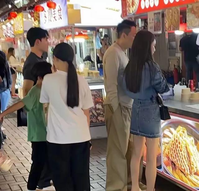 被后妈带着的小玥儿变化好大，身高涨了不少，面对镜头更加自信了