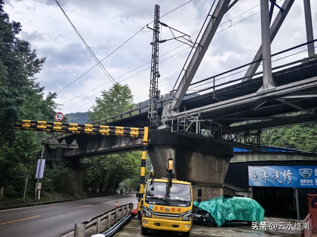 川陕交界的210国道上，有唯一的一段单行线，藏着蜀道上两个秘密