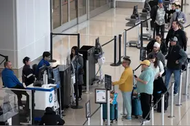 多国发布赴美旅行提醒！有人被“扒光衣服”暴力审讯图片