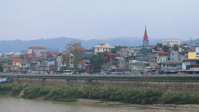 走进越南边境老街省，一桥之隔的中越城市差别有多大，对面是中国