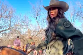 特朗普的53岁美女部长骑马巡视边境，有争议，但比哈里斯有担当图片