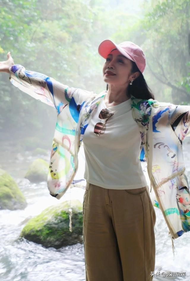 跟着著名女高音歌唱家李丹阳打卡巴山大峡谷景区！