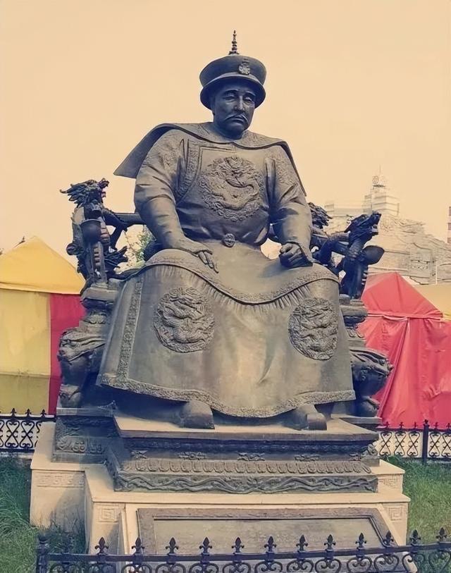 2005年沈阳，皇寺广场上的清十二帝像