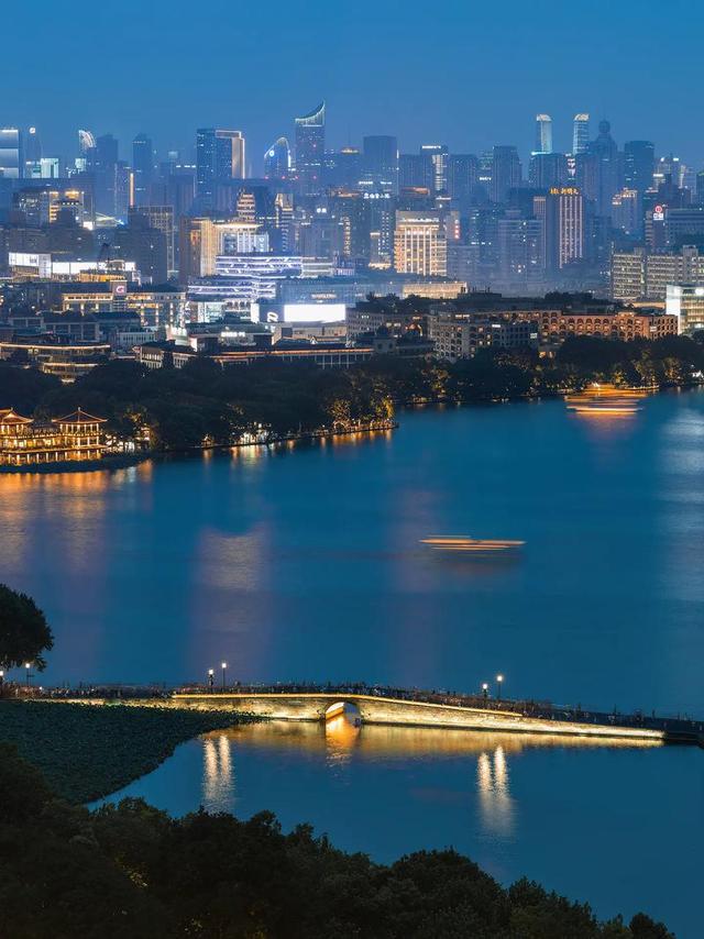 舍弃 3.6 亿门票！杭州灵隐寺永久免票，算透城市发展大账