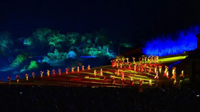 演出散场后，我在印象大红袍被“正式收编”为一匹马，真实写照，过于好笑！