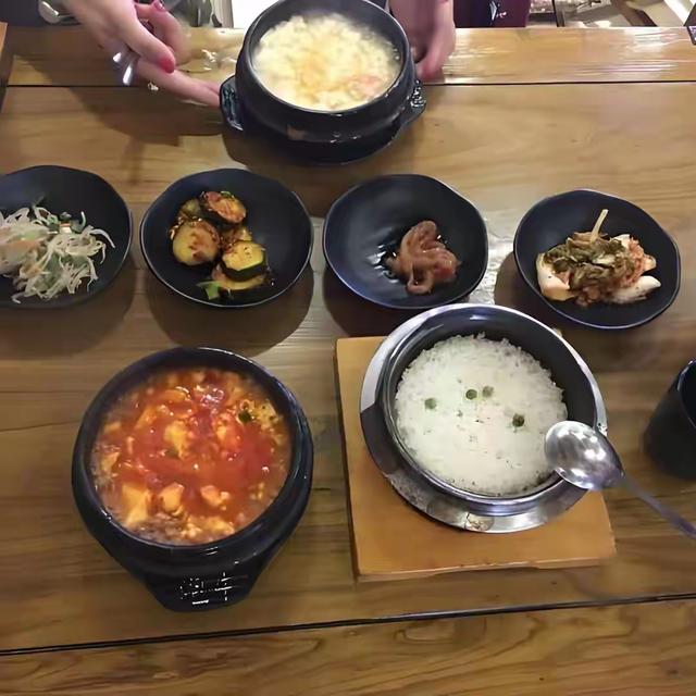 游客们去朝鲜游玩的时候，在火车上能吃到啥美食呢？