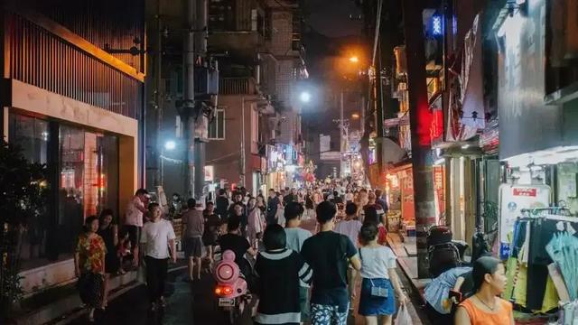 越热越火？来体感40℃的长沙，解锁昼伏夜出的冰火出行术