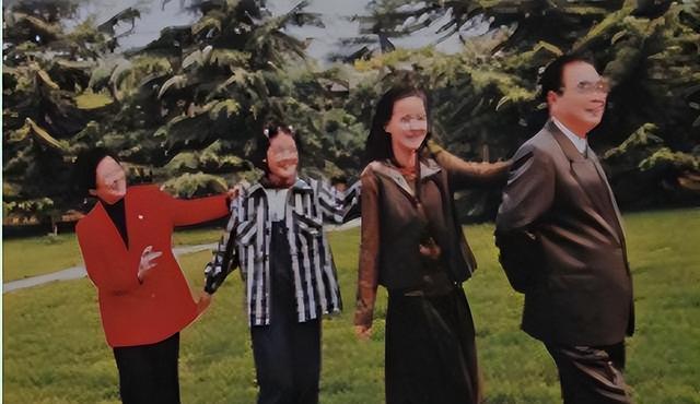 1997年，李鹏总理全家在玉泉山游玩，难得团聚，女儿女婿罕见出镜