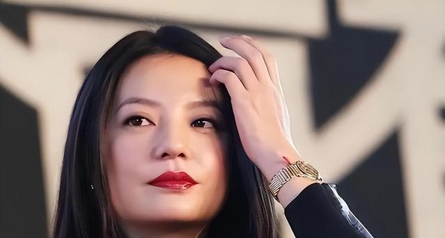 胃癌传闻真相大白半年，49岁赵薇再迎坏消息，连累的何止闺蜜李湘